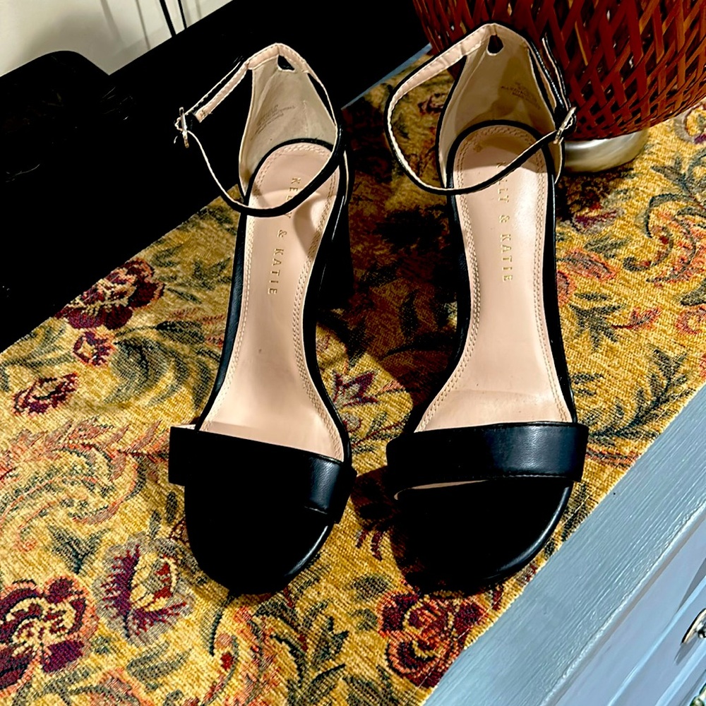 Kelly & Katie caital sandal
Black size 8 1/2